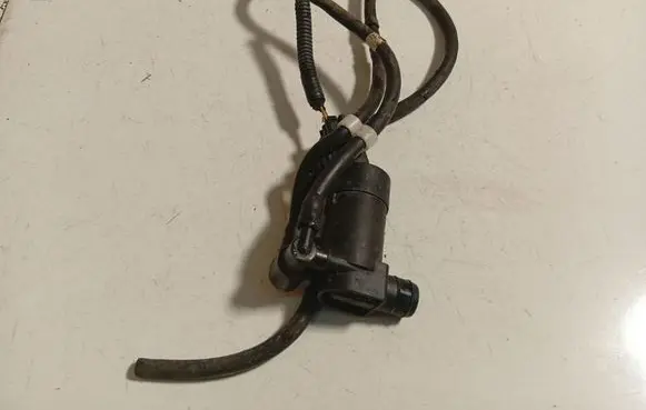 Volvo V50 Windscreen/windshield washer pump