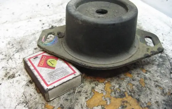Peugeot 307 Engine mount bracket