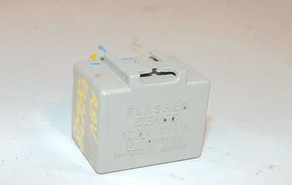 Toyota RAV 4 (XA30) Hazard warning light relay 8198046010 0665005531