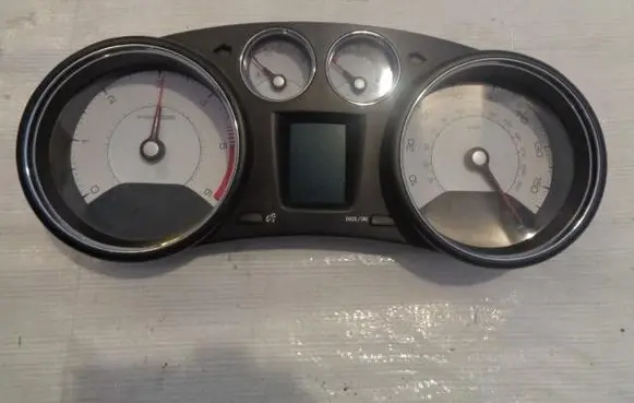 Peugeot 308 Speedometer (instrument cluster) 9805626980