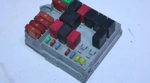 Fiat Bravo Fuse module 51775688 8805765 F198170900F