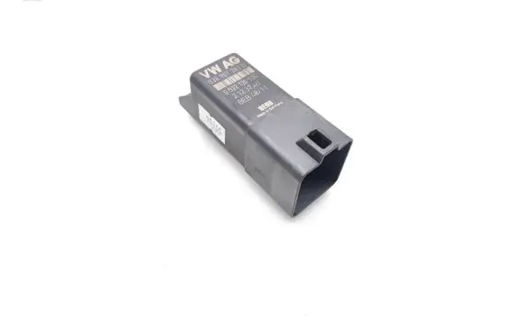 Volkswagen Tiguan Glow plug pre-heat relay 038907281D 0522120504