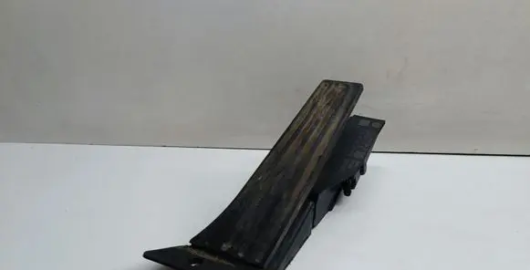 Accelerator throttle pedal