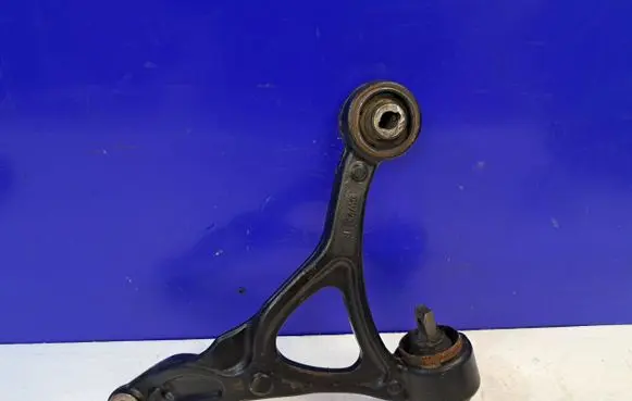 Volvo XC90 Front lower control arm/wishbone 36050810