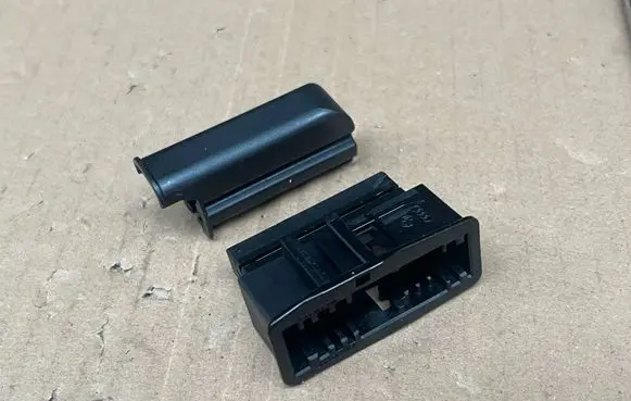 Volkswagen Polo V 6R Rear glass lock/latch E467 4M0972996A