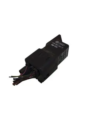 Volkswagen Golf V Glow plug pre-heat relay 038907281D 0281003038