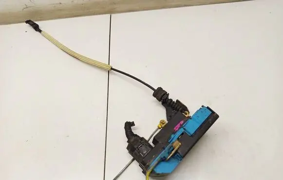 Volvo S60 Front door lock 9485305