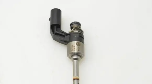 Volkswagen Golf VI Fuel injector 03C906036F