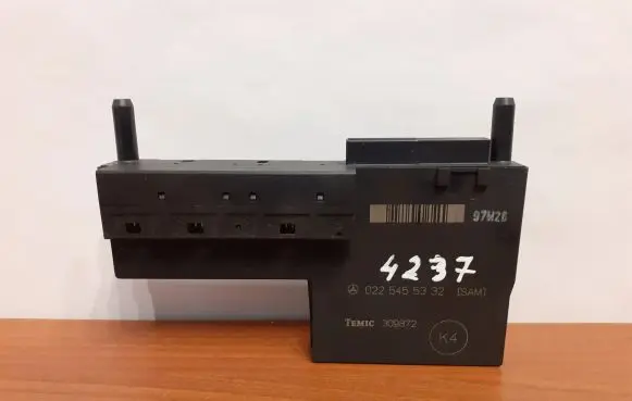 Mercedes-Benz E W210 Fuse module 0225455332 4237