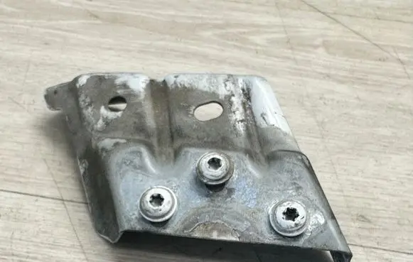 Volkswagen Touareg II Fender mounting bracket 7P6821151A