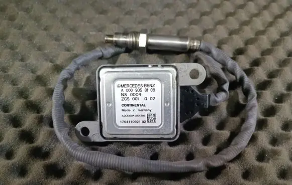 Mercedes-Benz C W205 Lambda probe sensor A0009050108