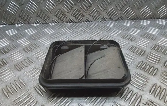 Quarter panel pressure vent