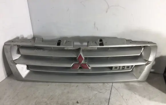 Mitsubishi Pajero Front bumper upper radiator grill MR387981 MR387982