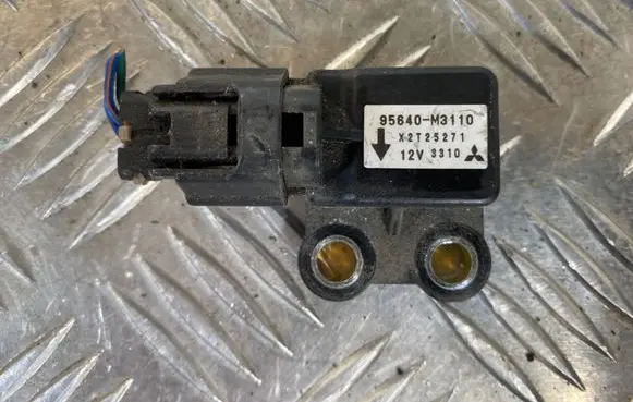 Hyundai Terracan Airbag deployment crash/impact sensor 95640M3110 12V3310 X2T25271