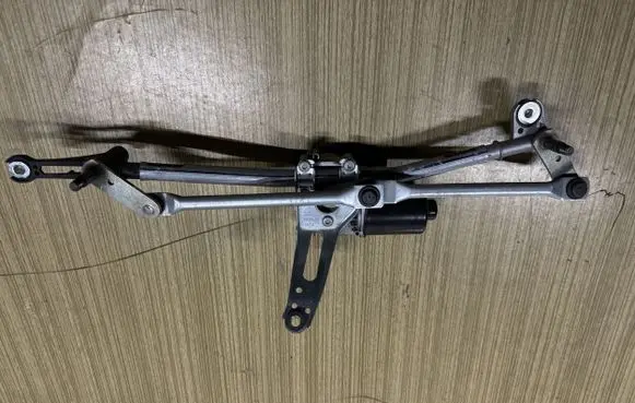 Volvo S60 Front wiper linkage and motor W000105815