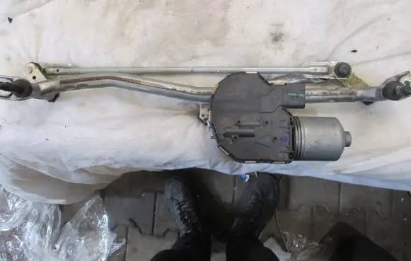 Audi A8 S8 D4 4H Front wiper linkage and motor AUDIA84H0D4