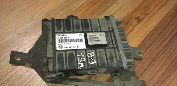 Volkswagen PASSAT B3 Engine control unit/module 0261200271 443907311D