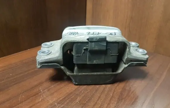 Volkswagen PASSAT B6 Engine mount bracket 3C0199555