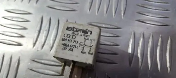 Volkswagen PASSAT B5 Other relay 8D0951253