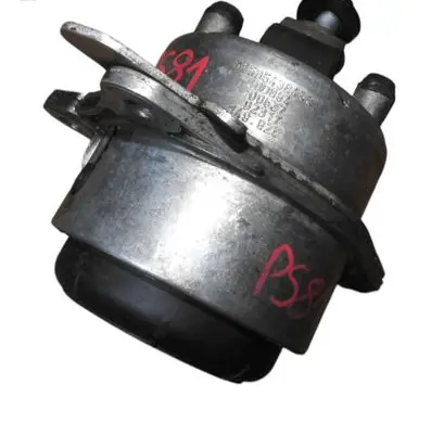 Engine mount vacuum valve