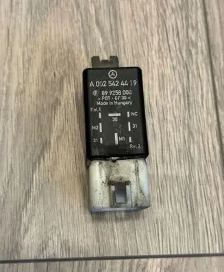 Mercedes-Benz Vito Viano W639 Coolant fan relay A0025424419 899258000