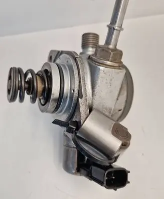 Renault Clio IV Fuel injection high pressure pump 166304016R H8201146431 10Q20