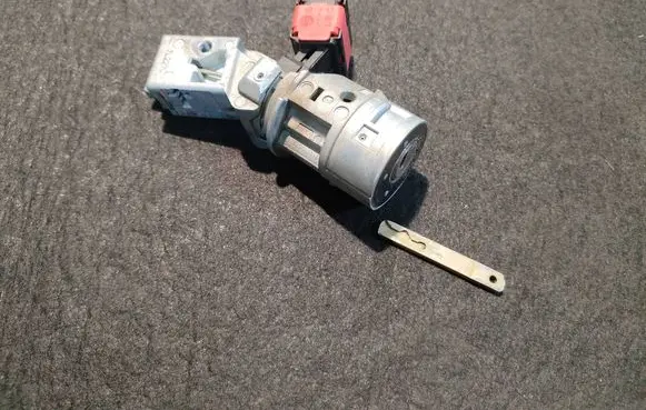 Renault Clio III Ignition lock 8200214168