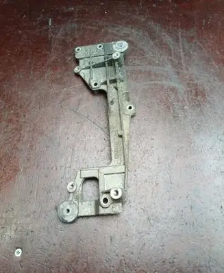 Volkswagen Touran I Engine mounting bracket 03G131159