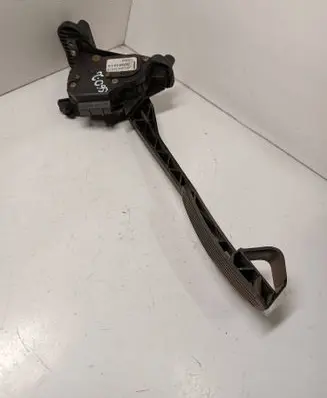 Accelerator throttle pedal