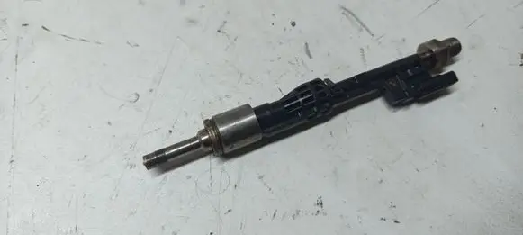 BMW X3 F25 Fuel injector 7597870