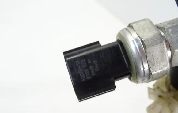 Mazda CX-5 Air conditioning (A/C) pressure sensor KD45-61-46XA