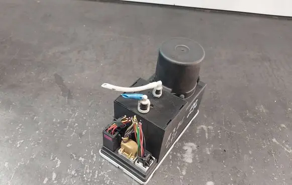 Audi A3 S3 8L Central locking vacuum pump 8D0862257B