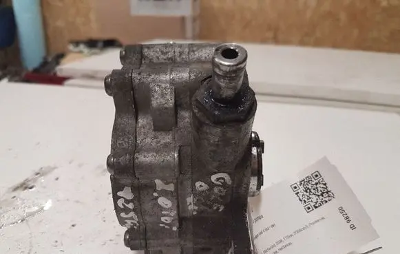 Volkswagen Golf V Vacuum pump 03G145209