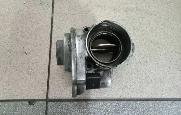 Volkswagen PASSAT B6 Throttle valve 038128063G