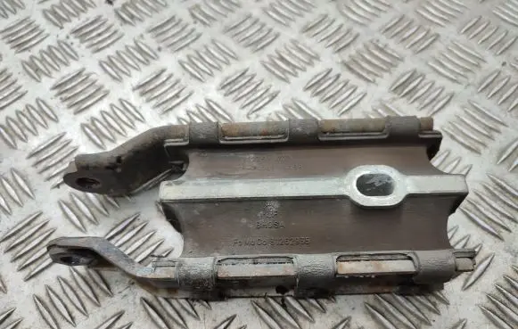 Volvo XC60 Engine mount bracket