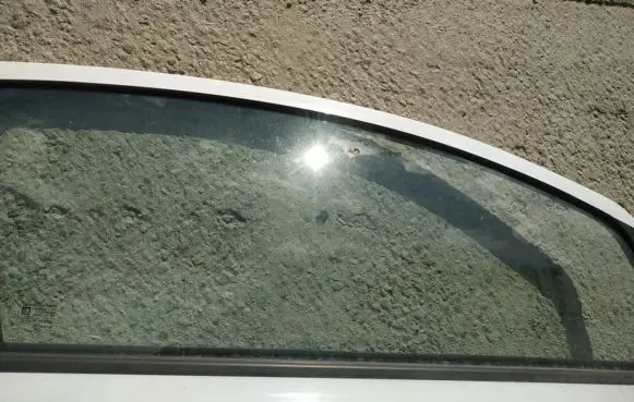 Opel Corsa D Front door window glass four-door 