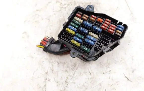 Audi A4 S4 B5 8D Fuse module 8D1941824