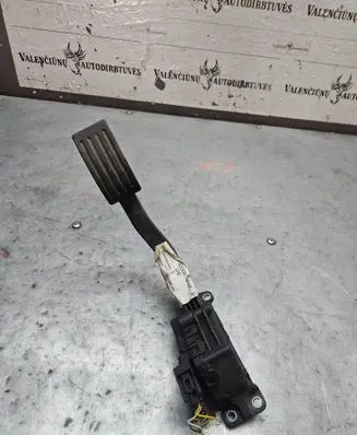 Accelerator throttle pedal