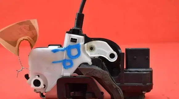 Chevrolet Cruze Front door lock 13578277