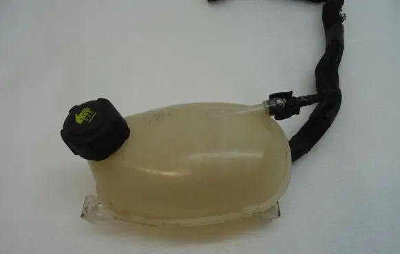 Nissan Juke II F16 Coolant expansion tank/reservoir 217102572R
