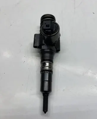 Volkswagen PASSAT B6 Fuel injector 03G130073G