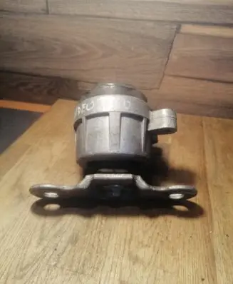 Ford Mondeo Mk III Engine mount bracket