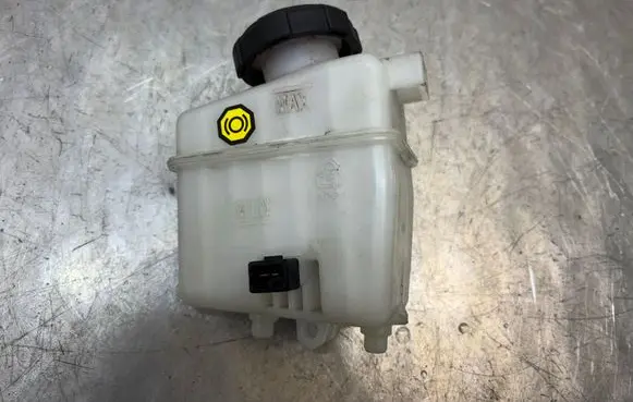 KIA Stinger Brake fluid reservoir