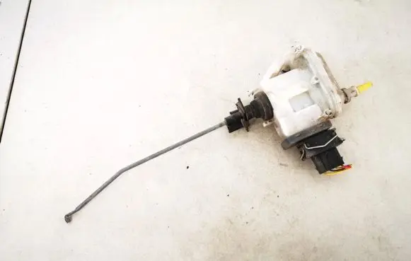 Volkswagen PASSAT B4 Central locking vacuum pump 3a0862153b