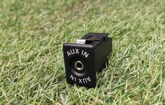 Volkswagen Tiguan AUX in-socket connector 5M0035724