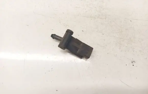 Volkswagen PASSAT B5 Windshield washer spray nozzle 3B0955985C