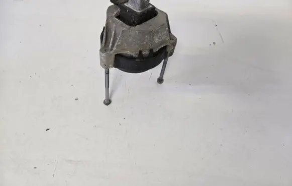 BMW 5 G30 G31 Engine mount bracket 6860487