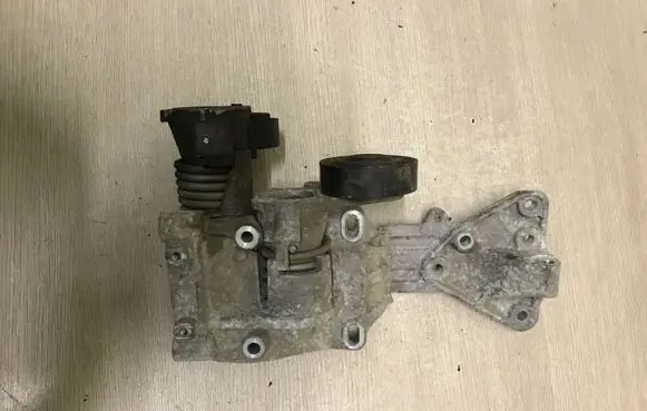 Volvo C70 A/C compressor mount bracket 30750940