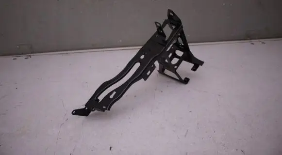 Headlight/headlamp mounting bracket