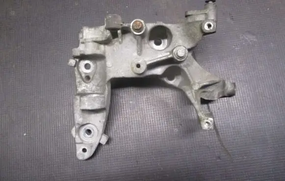 Peugeot 3008 I Generator/alternator bracket 9684613880